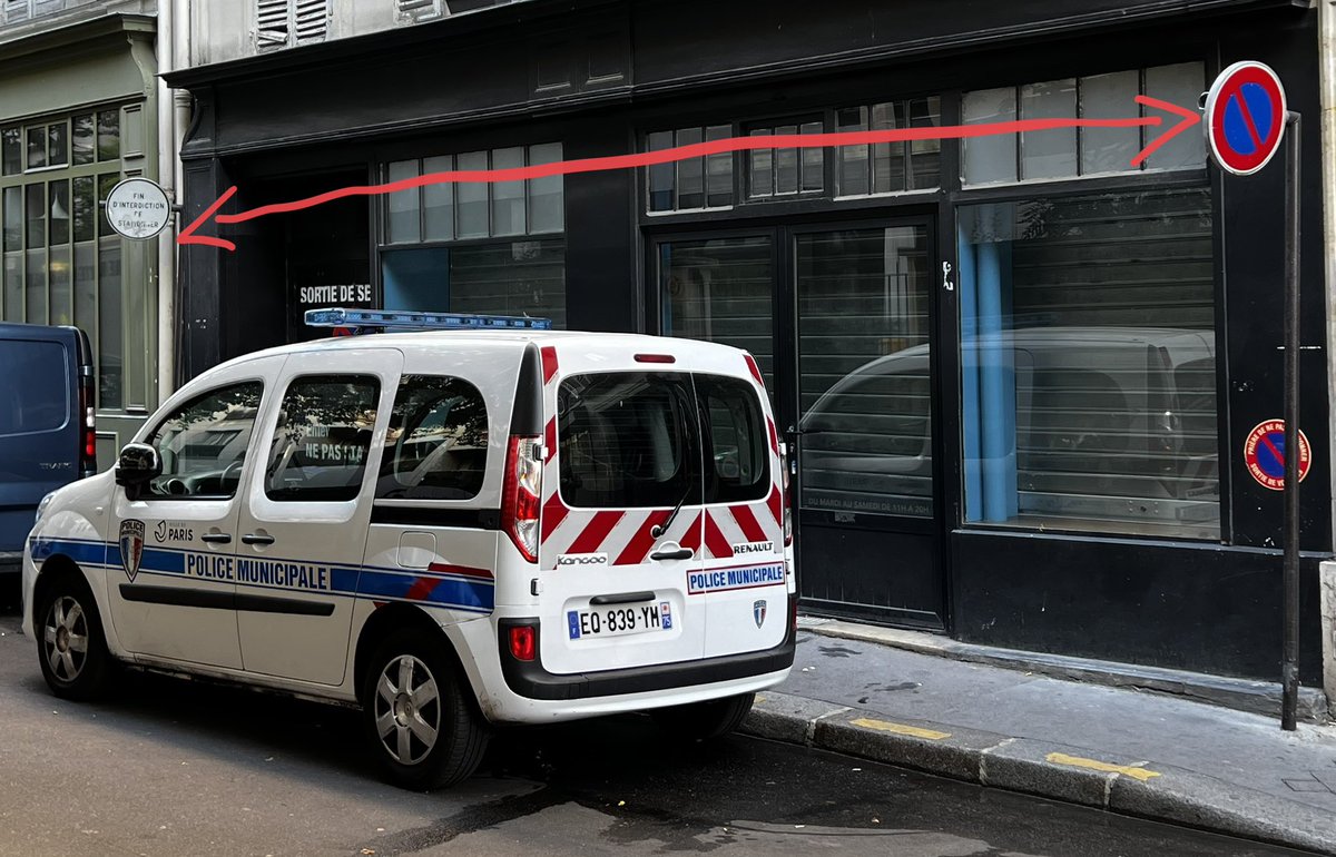 vincentm's tweet photo. Code de la rue @Paris, « règle essentielle » no 7 : « Stationner son véhicule uniquement sur les places autorisées »

Les voitures de la @PMdeParis, presque systématiquement (et encore aujourd’hui) https://t.co/7kR2O0KckJ