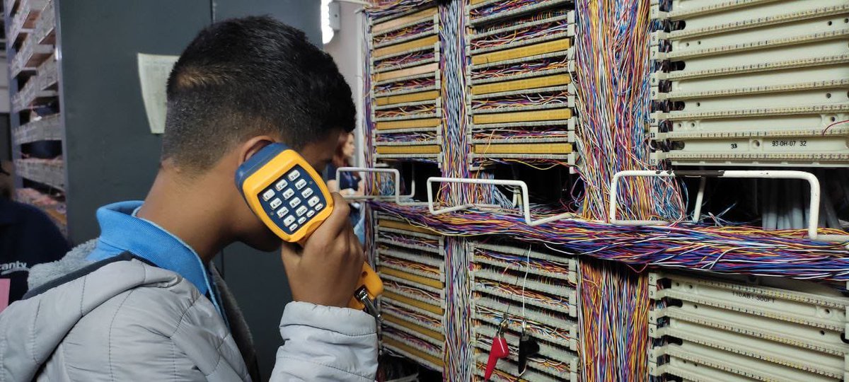 #6Jul En el marco del programa Semilleros Científicos que impulsa el <a href="/Mincyt_VE/">Ministerio del P. P para Ciencia y Tecnología</a>, niños y niñas del Complejo Educativo Nacional Simón Bolívar visitaron las instalaciones de la sede principal de Cantv en Caracas, para aprender sobre las telecomunicaciones y sus avances tecnológicos