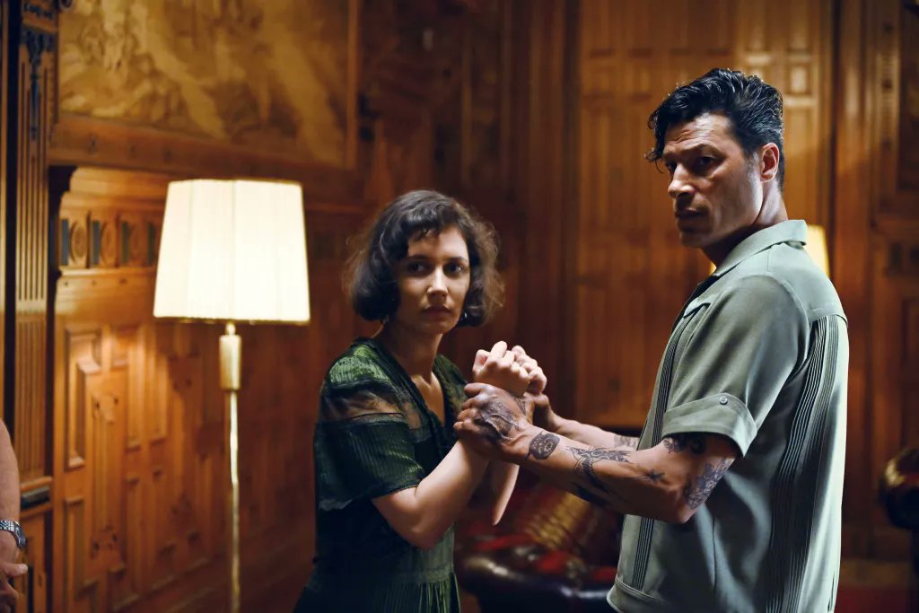 Had a lovely little chat with <a href="/whattowatchnow/">What to Watch</a> about the final ep of S3 <a href="/VanderValkTV/">Van der Valk</a> 👻🕯️ 

whattowatch.com/features/exclu…