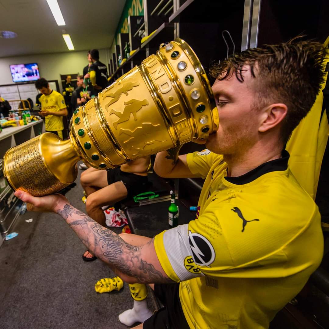 BVBThailandFC's tweet photo. 🚨 #OFFICIAL
🥺 Marco Reus ประกาศลงจากตำแหน่งกัปตันทีมหลังจากสวมปลอกแขนกัปตันมา 5 ปี
ทั้งนี้ Edin Terzić และ Sebastian Kehl จำแต่งตั้งคนที่เหมาะสมเพื่อเป็นกัปตันทีมสำหรับฤดูกาลใหม่เร็วๆนี้
#BVB #BVBThailand #Dortmund #Bundesliga #HejaBVB #BorussiaDortmund #BVBTransfer #reus https://t.co/qG0BS44WRo