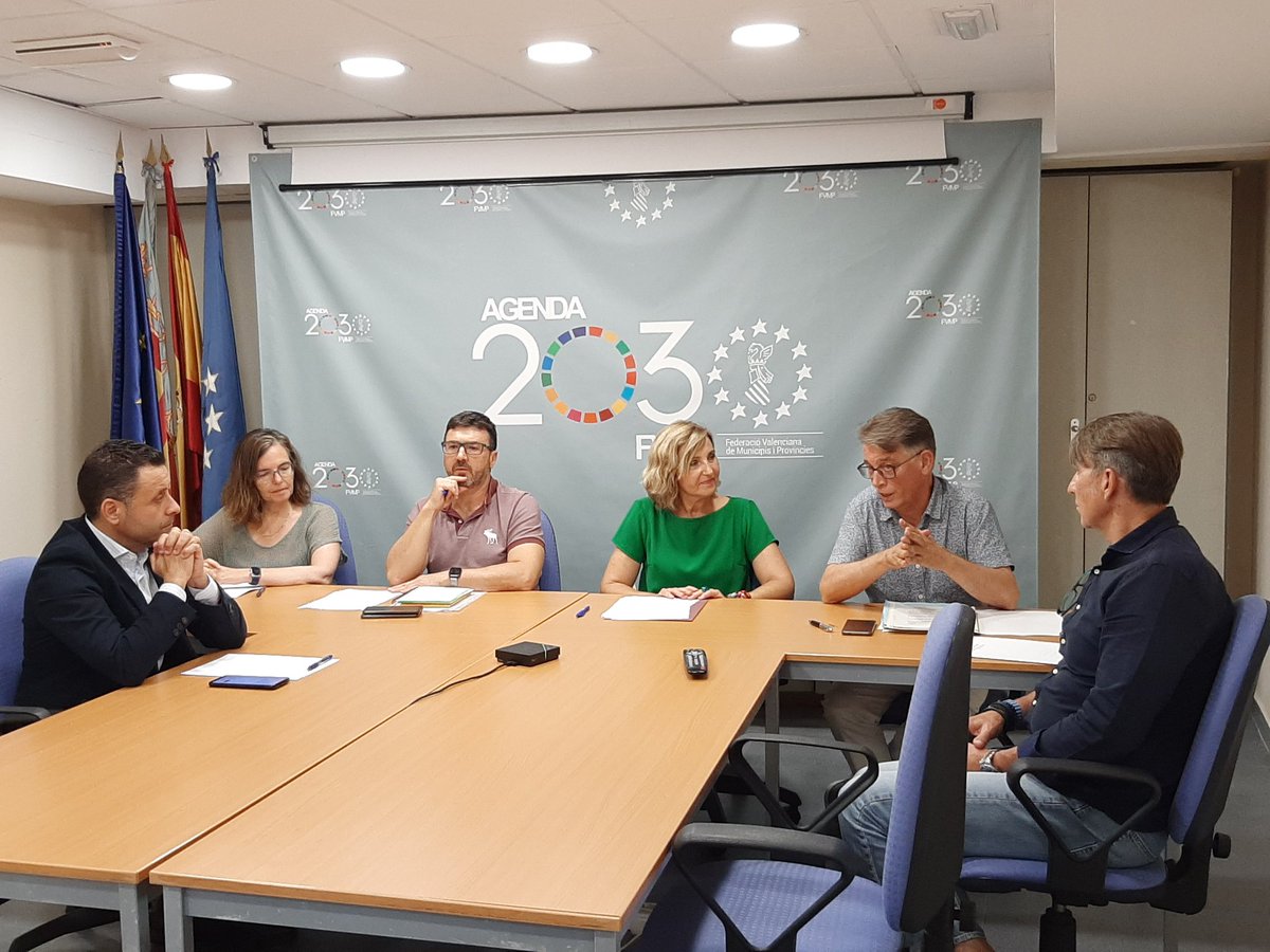 OfeliaGimeno's tweet photo. 🏃🏾‍♀️ Hui hem presentat a les #EntitatsLocals el programa de prescripció d'activitat i exercici físic #EnMoviment

✅ Els recursos locals i comunitaris són actius per a la promoció de la salut i la prevenció de malalties

🗣️ Amb @GVAculturesport i @COLEF_CV

📍 En @fvmpendirecto https://t.co/CEXskDSwYZ