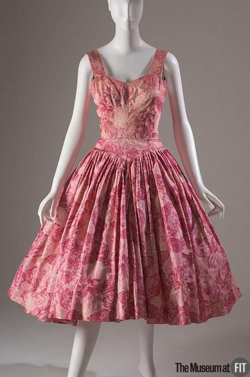 kateStrasdin's tweet photo. So delighted with Day 1 of our #DressDevolution conference @FalmouthUni our inaugural conference with fantastic papers on a whole range of fascinating topics around devolved dress & textile practices. Conference dinner now, in my mind I am wearing 1950s Norell @museumatFIT https://t.co/MRoAfVzj57