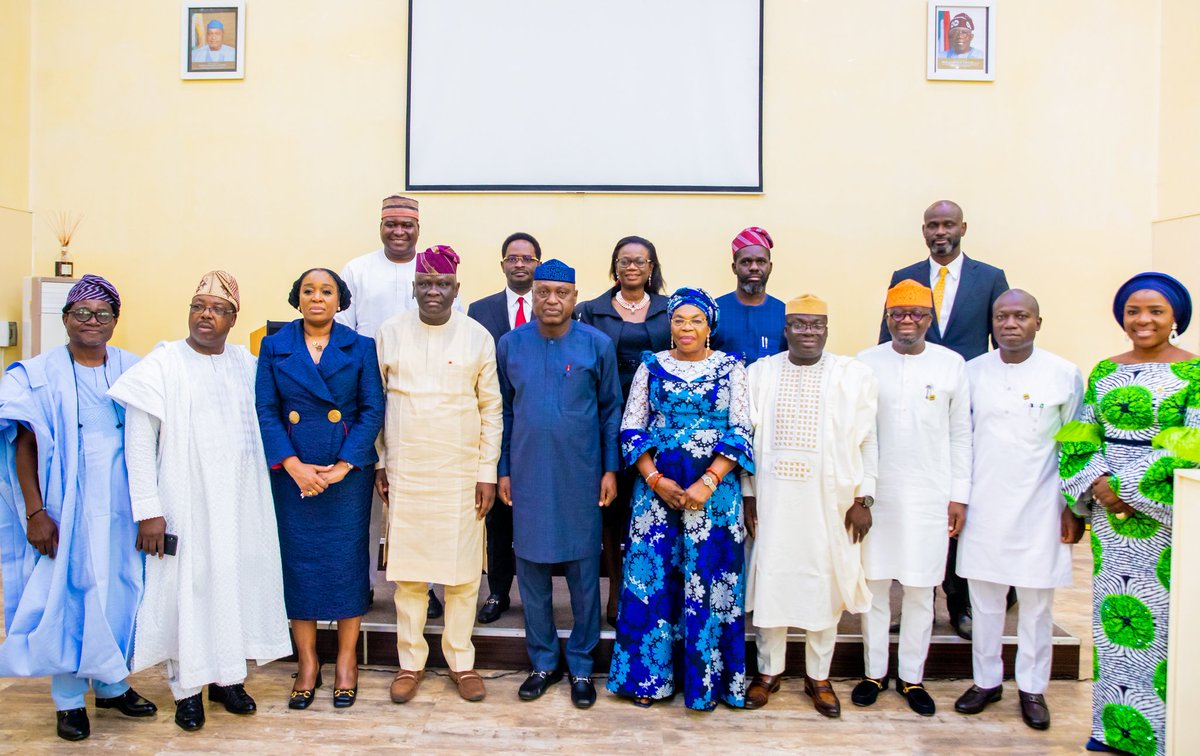 biodunaoyebanji's tweet photo. I had the pleasure of inaugurating members of the Economic Management Team today at the Exco Chambers, Governor's Office, Ado Ekiti.

#ProudlyEkiti
#InvestinEkiti
#IloveEkiti https://t.co/z7BetpfH1y