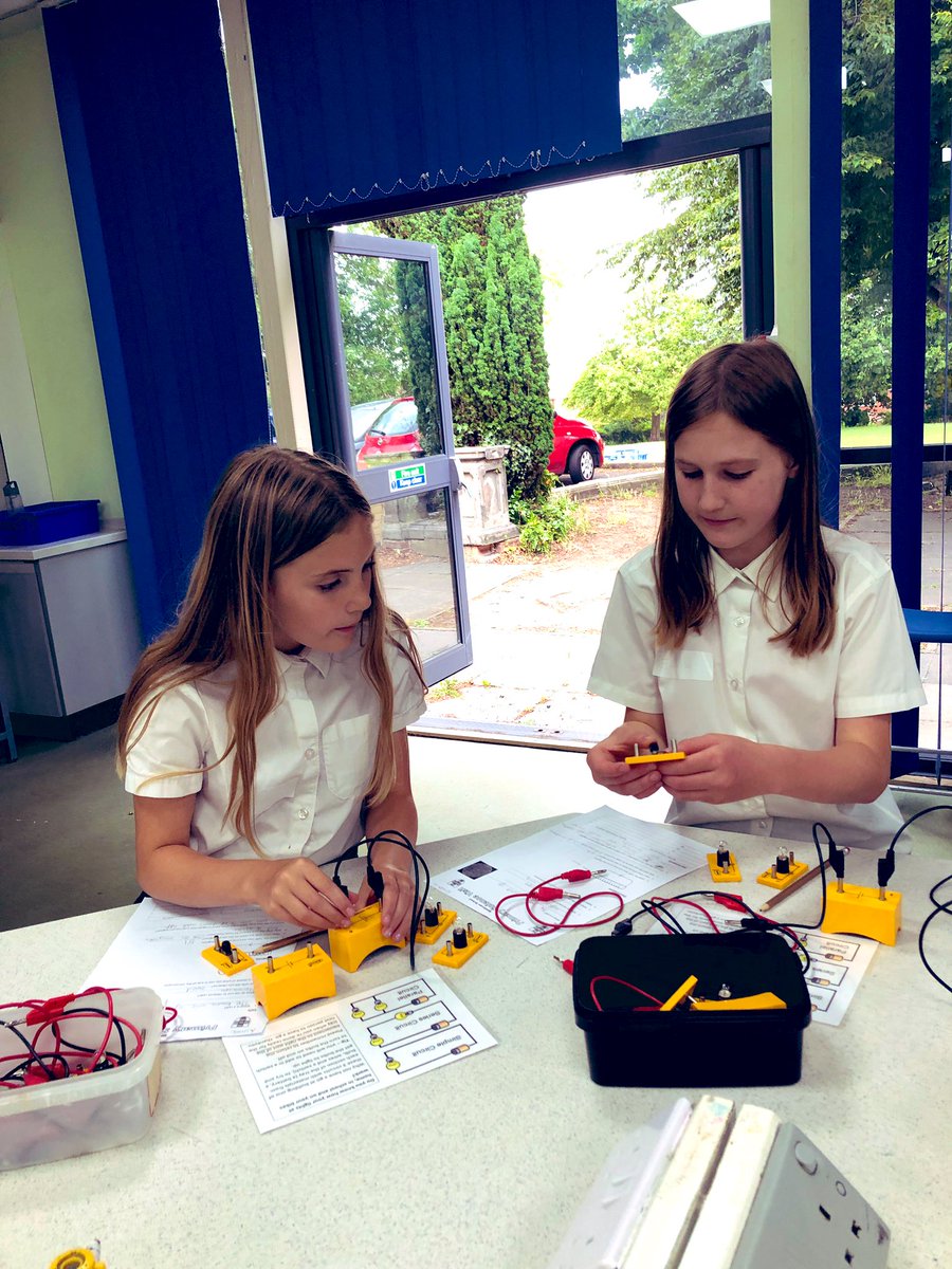 KPSFeed's tweet photo. 5H visited @MillthorpeSch today for an amazing afternoon of science! They had a brilliant time getting to use lots of equipment and learning lots of new facts along the way π§ Thank you for having us! #KPSScience #KPSYear5 #KPSCharacter #Passionate #Aspirations https://t.co/Gjxp0tXr7u