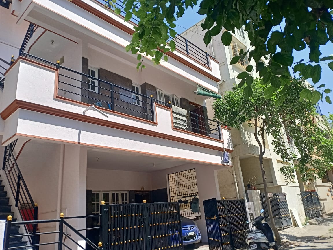 Independent house for sale in BSK 3RD stage, Ittamadu

Rented Income House, Ground floor Parking and 2Bhk, 1st floor 2Bhk, 2nd floor 1RK, It is A-KATHA Property, East facing Site And East facing Door, Bore and Cauvery water, Granite Floor houseliv.com 
Cont: 9066555546