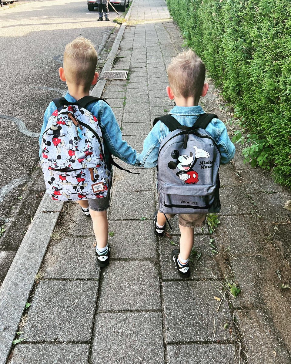 kimm2004's tweet photo. Vanmorgen voor de eerste keer naar de grote nieuwe school!🏫👩🏽‍🏫 https://t.co/rdWeDaduYR