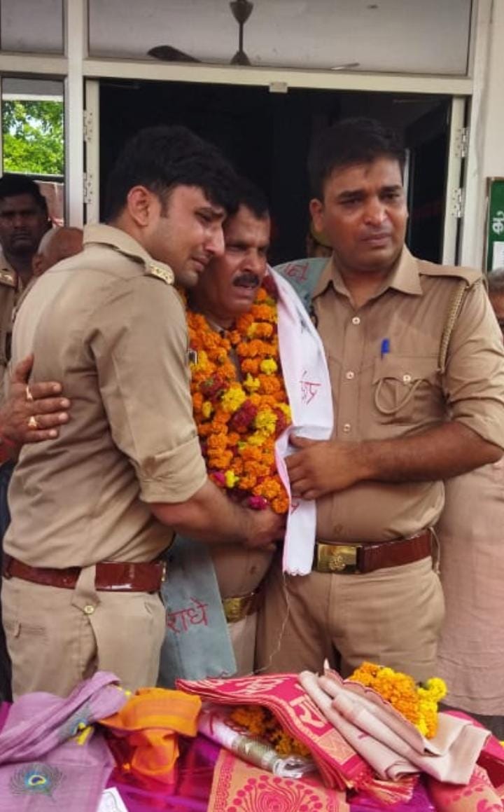 vvikramlive's tweet photo. उन्नाव । अजगैन थाने में तैनात इंस्पेक्टर विनोद कुमार मिश्रा का औरस थाने में हुआ तबादला । विदाई समारोह के दौरान थाने के कर्मचारियों व अधिकारियों की आंखे हुई नम । बिग सलूट ऐसे लोकप्रिय अधिकारियों को ।
#UPPolice 
@unnaopolice https://t.co/JHJsrnkE7c