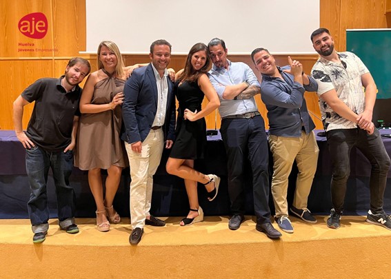 📸 LA FOTO| La Asociación de Jóvenes Empresarios AJE Huelva renueva su Junta Directiva con la primera presidenta de su historia, Cinta Martínez <a href="/cin_tinez/">Cinta Martínez</a> <a href="/AjeHuelva/">AJE Huelva</a> diariodehuelva.es/articulo/gente…