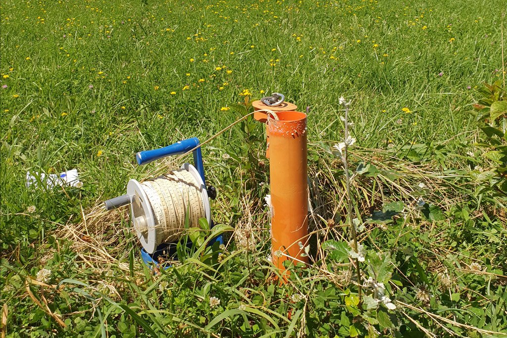 DEFAKATOR_Off's tweet photo. Parmi les personnes qui suivent ce compte, est-ce qu'il y aurait à tout hasard un hydrogéologue, ou un technicien hydrogéologue s'occupant de calibrage de piézomètres et qui accepterait de répondre à quelques questions ? Merci alors de faire un signe, et je vous contacte !🙂 https://t.co/rPDplwEbZx