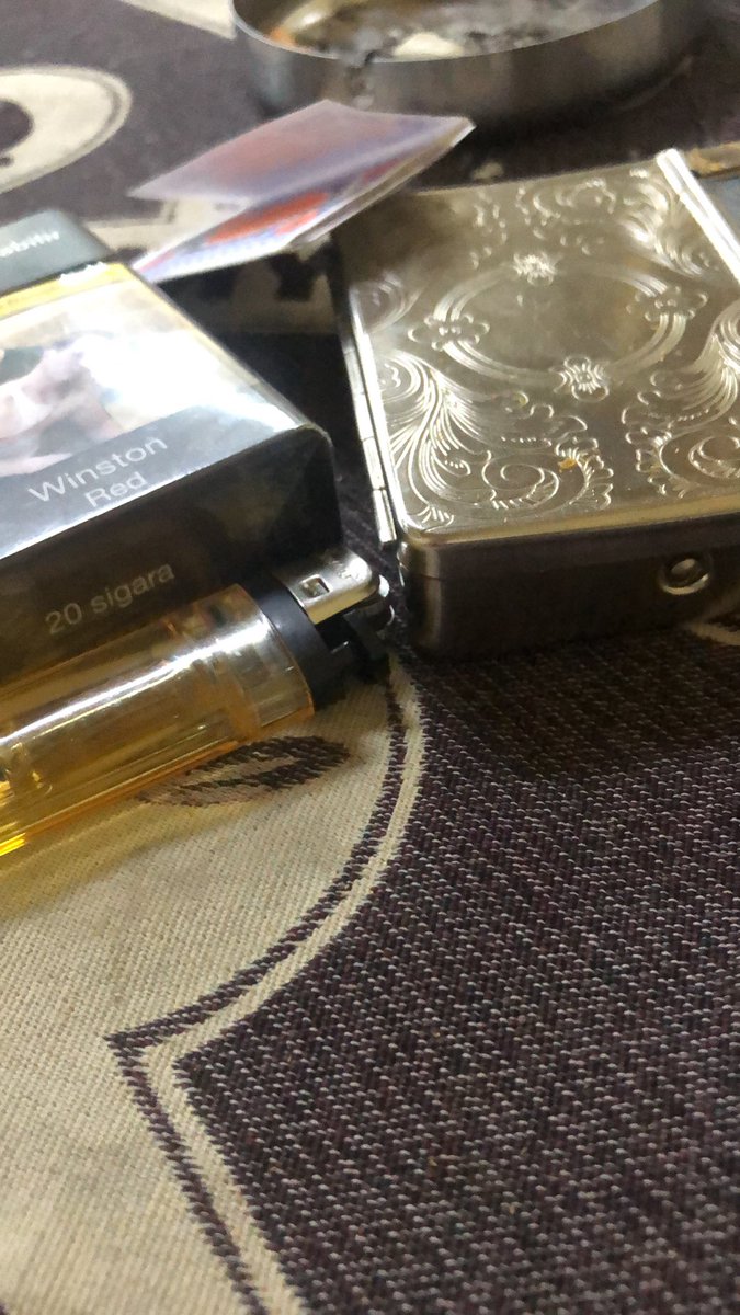 Çay ocağına gelince anlıyorsun Erzurum’da olduğunu demli limonlu güzel çay, kadınları bu sebeple eleştirmesine rağmen onlardan daha dedikoducu erkekler, ülkenin ne yapması gerektiğini söyleyen başkanlar, dünyayı kurtaracağını sanan tipler sadece burda var. Seçmeceyiz gerçekten.