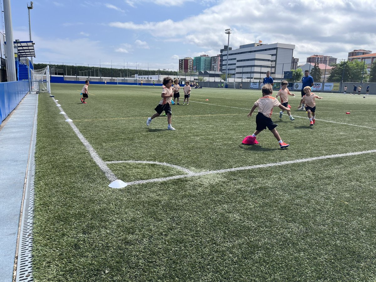 CampusBansander's tweet photo. Buenas tardes !!

Tanto ayer como hoy hemos llevado a cabo juegos y gymkanas con amplia variedad de ejercicios y puntuaciones.

Compañerismo y trabajo en equipo como base para disfrutar.

Seguimos con más ganas que nunca y preparando novedades para la próxima semana. https://t.co/ATZmk3Lrtv