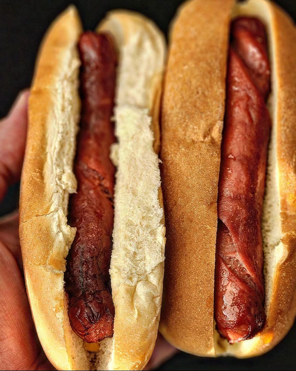 The real debate of 4th of July!  

Regular cut or top cut hot dog bun?  

#fergdoinfergthings #teamproudsouls #fergoliciousbbqworldwide #kingdomofQ #kcmo #northland #kansascity #hotdogs #4thofjuly #weiners #frankfurters #nathans #grilling #royaloakcharcoal #barbecuecountry