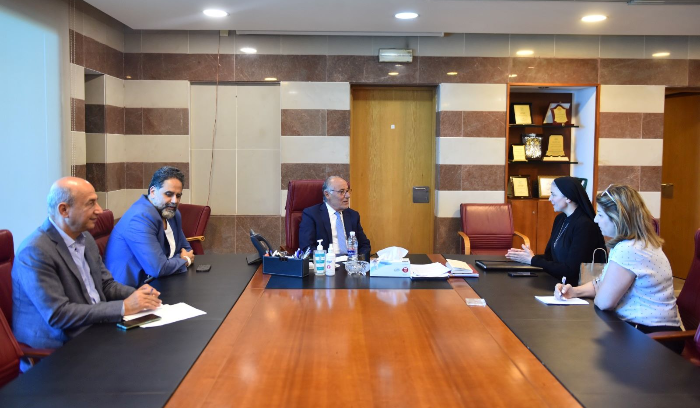 الحلبي ترأس اجتماعا موسعا في اطار التحضيرات للامتحانات الرسمية والتقى الاخت مارانا سعد
facebook.com/photo/?fbid=28…