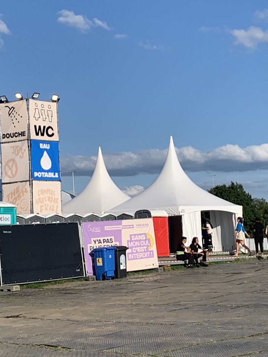 ihavenoboobies's tweet photo. [THREAD SUR LES ARDENTES ET COMMENT J’AI DU RENTRER AU BOUT DE 24 HEURES PAR LEUR FAUTE]

Avec 3 copain.e.s, hier on est arrivé sur le camping de @LESARDENTES. Tout se passe bien, on prend à manger, et on remplit nos gourdes à ces lavabos. https://t.co/veHBz6FKs3