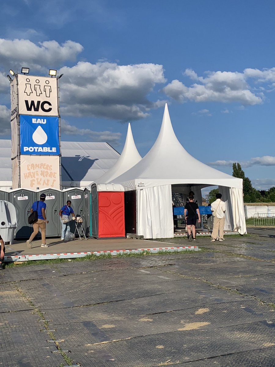 ihavenoboobies's tweet photo. [THREAD SUR LES ARDENTES ET COMMENT J’AI DU RENTRER AU BOUT DE 24 HEURES PAR LEUR FAUTE]

Avec 3 copain.e.s, hier on est arrivé sur le camping de @LESARDENTES. Tout se passe bien, on prend à manger, et on remplit nos gourdes à ces lavabos. https://t.co/veHBz6FKs3