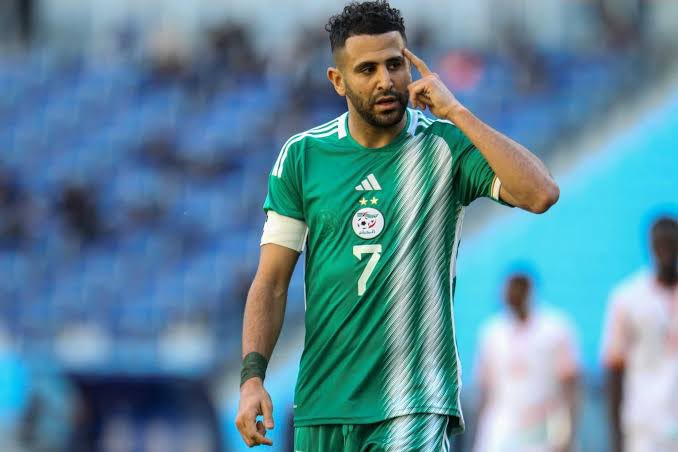akram_hamidechi's tweet photo. 480000 أورو أسبوعيا لرياض محرز مقابل إنصمامه لنادي الأهلي السعودي ، أرقام كبيرة تعجل بإلتحاق قائد المنتخب الوطني الجزائري بالنادي الأخضر السعودي 
https://t.co/znQ4QqlA8f
#dz 
#algeria 
#Arabie_Saoudite 
#fypシ https://t.co/L4x2EAPnrF
