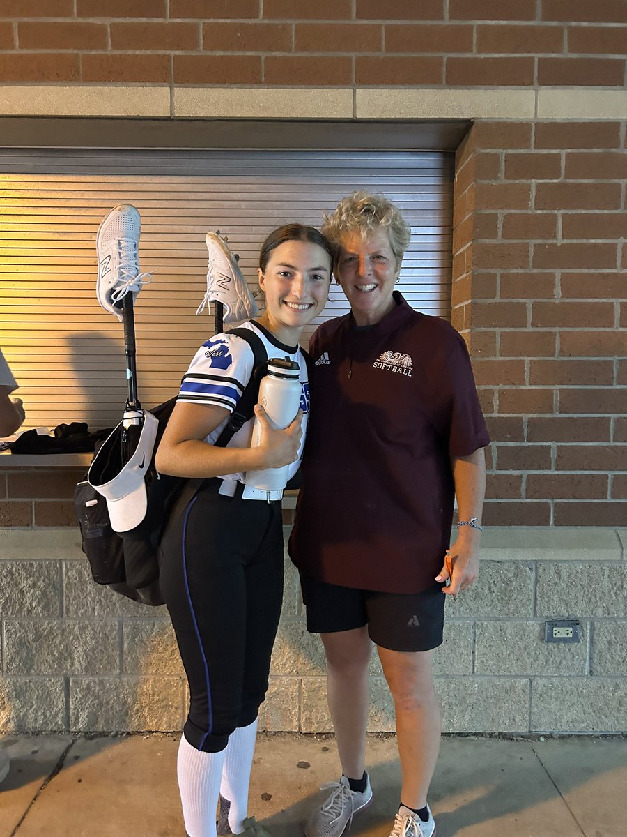 penelopecross25's tweet photo. I had an amazing time at the joint Chicago camp with UChicago Softball, @TuftsSoftball, and @CULionsSoftball! Thank you to @ChicagoSoftball, @coachmyra33, @CoachEbs, and @CoachKrysiak! Although it was cut short due to inclement weather, I had a lot of fun and quality reps! https://t.co/BeKOqJqIe6