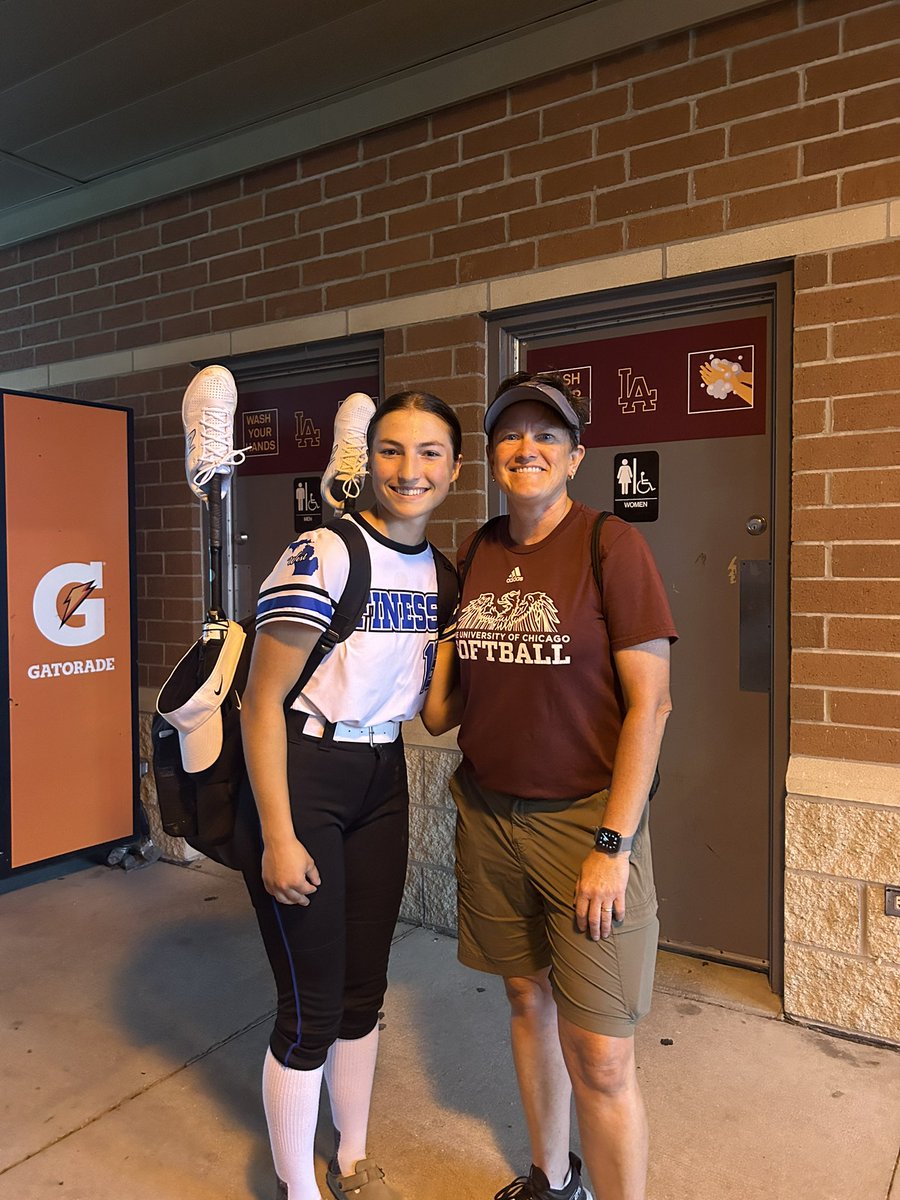 penelopecross25's tweet photo. I had an amazing time at the joint Chicago camp with UChicago Softball, @TuftsSoftball, and @CULionsSoftball! Thank you to @ChicagoSoftball, @coachmyra33, @CoachEbs, and @CoachKrysiak! Although it was cut short due to inclement weather, I had a lot of fun and quality reps! https://t.co/BeKOqJqIe6