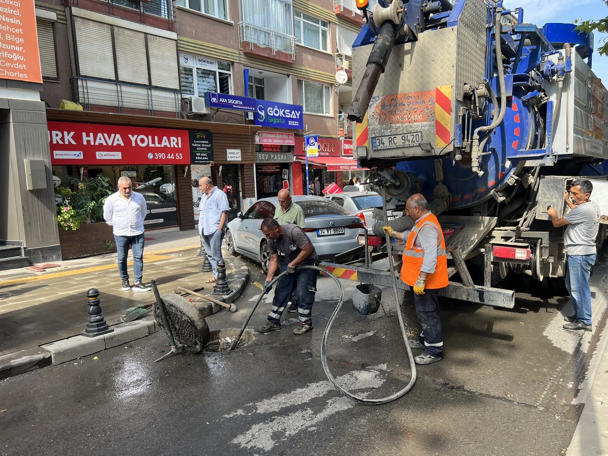 turanSuleyman04's tweet photo. Pendik Merkez Erol Kaya Caddesi’nde, @PendikliTV tarafından gündeme getirilen, caddede bulunan esnafımızın şikayetçi olduğu, koku ve alt yapı tıkanıklığını, @istanbulbld ’mizin @ibb_yolbakim bölümüne ileterek, hemen müdahalesi sağlandı. Cadde üzerindeki tüm kanallar temizlenerek, sokak boyunca yıkanması da sağlandı. Esnafımız ile konuşarak, kendilerine de hayırlı işler diledik. Bu konuda duyarlı davranan, konuyu gündeme getiren Pendikli Tv’ye, anında müdahale eden İBB’mize ve Yol Bakım Daire Başkanlığımıza, mağdur olan esnaflarımıza, anlayışlarından dolayı teşekkür ederiz.
@ekrem_imamoglu