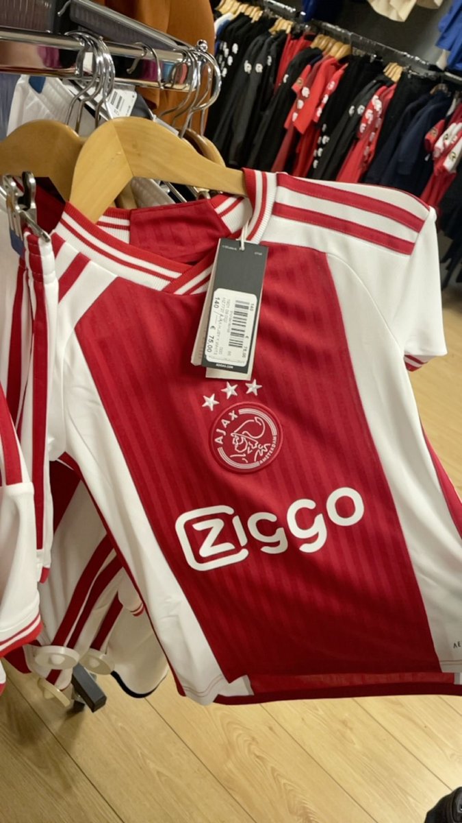 In Noordwijk gewoon al in de verkoop.....

#Ajax #nieuweajaxshirt