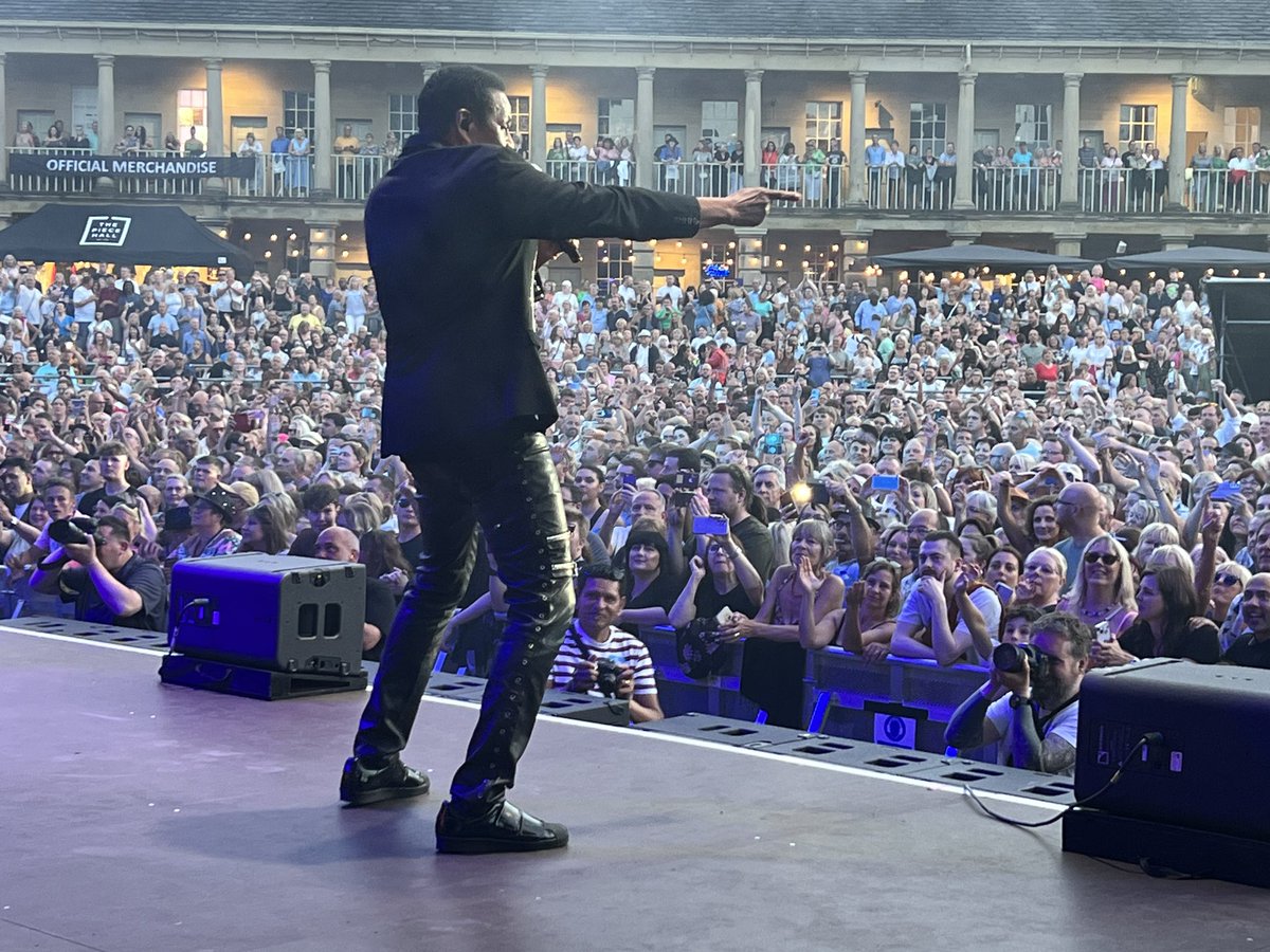 𝗖𝗥𝗢𝗪𝗗 𝗖𝗢𝗡𝗧𝗥𝗢𝗟 <a href="/ThePieceHall/">The Piece Hall</a>🎤