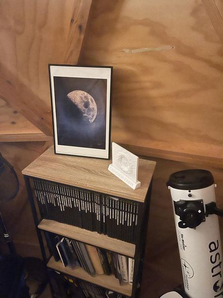 Por fin podemos colocar en su marco el regalo de Leo para que nos acompañe en las noches del Complejo Astronómico Los Coloraos-Turismo Astronómico. Su dibujo de la Luna transmite a la perfección la magia que nuestro satélite es capaz de infundir.
¡Muchas gracias! <a href="/LeoAstronomada/">Leonor Ana Hernandez</a>