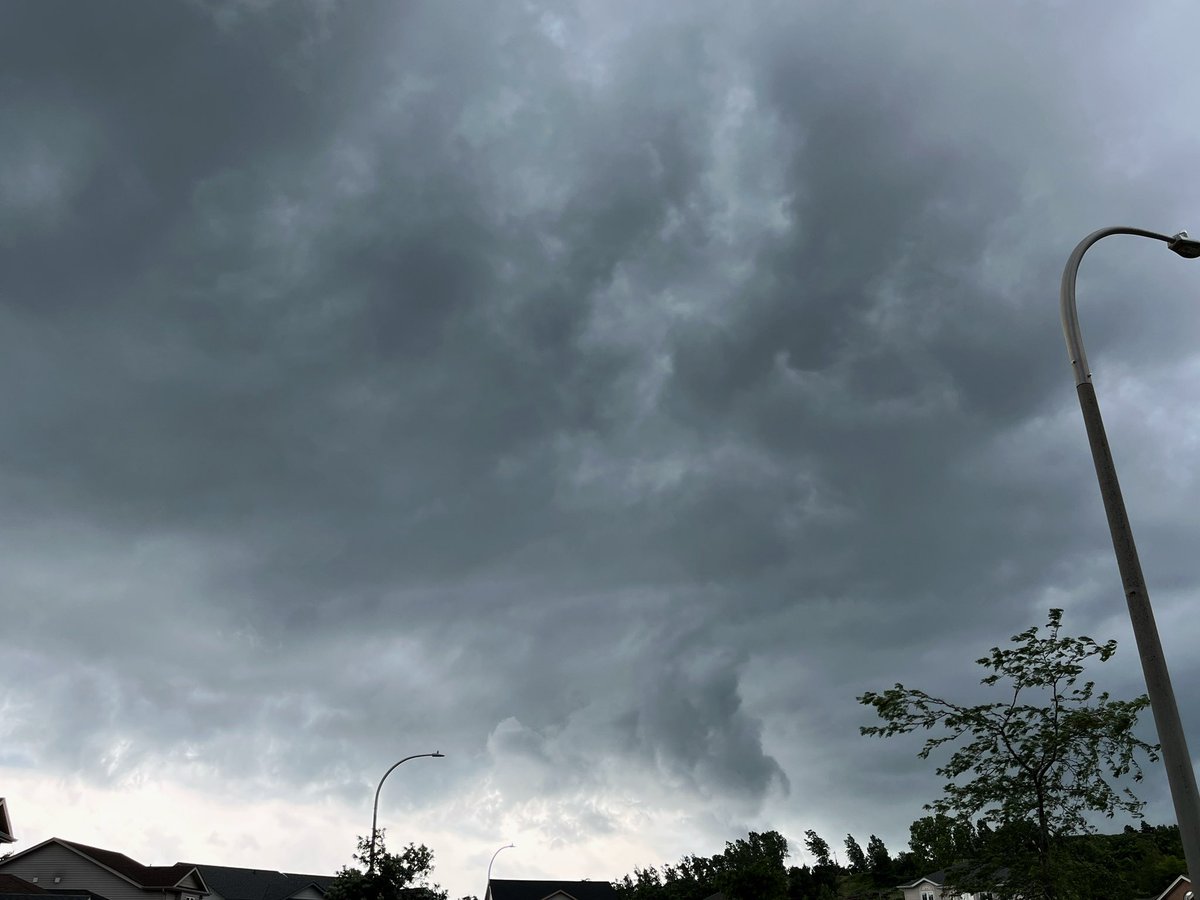 gr1234's tweet photo. Finally some #ONstorm action in Kitchener ⛈️ https://t.co/GZgSh6r78i