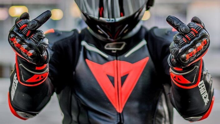qwertyjulien's tweet photo. Petit bonheur du jour. Je suis en interfile, a vitesse raisonnable mais je sais que je vais déjà plus vite que la moyenne.
Arrive un maxi scoot derrière moi, profitant de mon effet "Moïse" qui me colle de ouf et klaxonne comme un connard. Je lui fais un signe de fraternité. https://t.co/kd4E0hpBK2