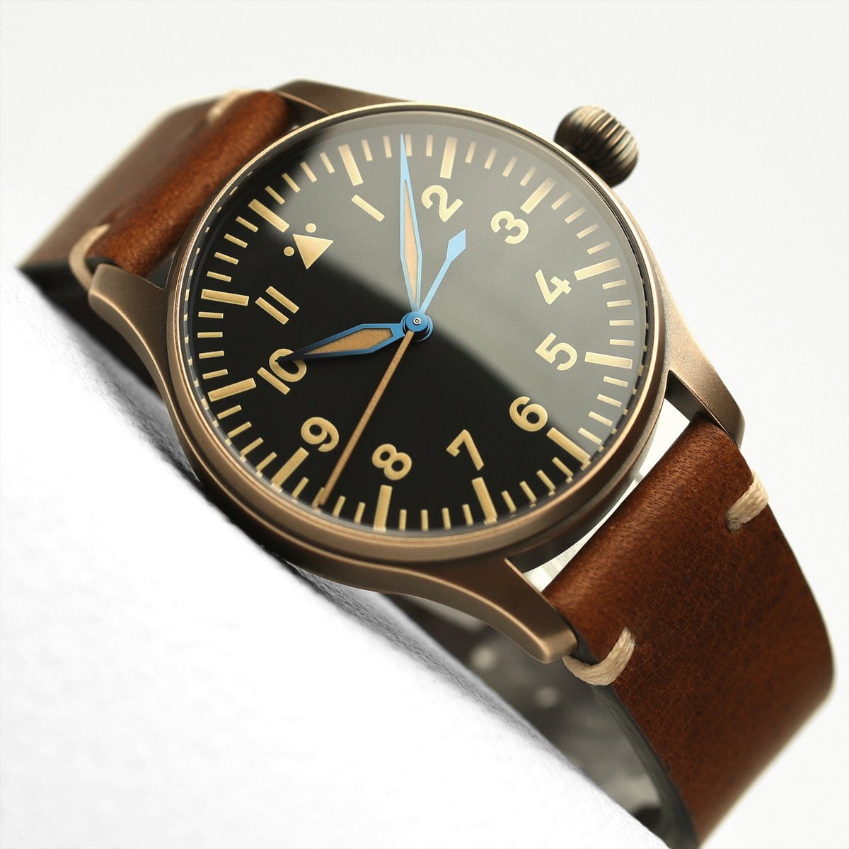 WatchShowcase's tweet photo. All of the bronze watches from #Stowa look great. They have a vintage/classic look that just can't be beat. https://t.co/74rB4on3I1
