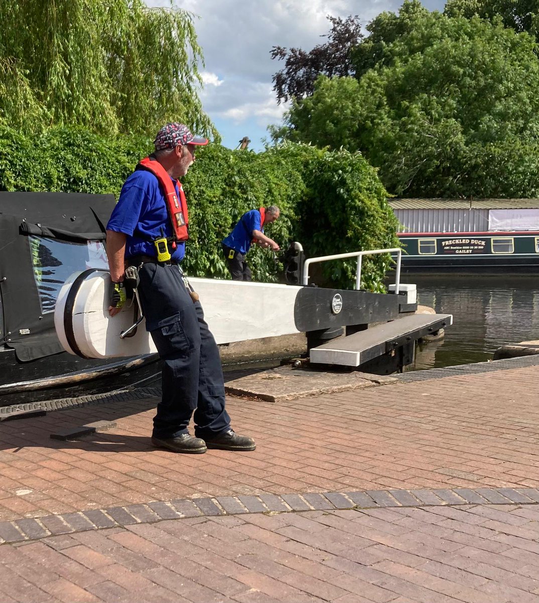 Great to spend time with the #Gailey #Lockkeepers completing some strimmer training & helping boats through the #lock 
#ThankYou 
#VolunteerByWater 
#MakingLifeBetterByWater
@CRTWestMidlands 
@CRTvolunteers