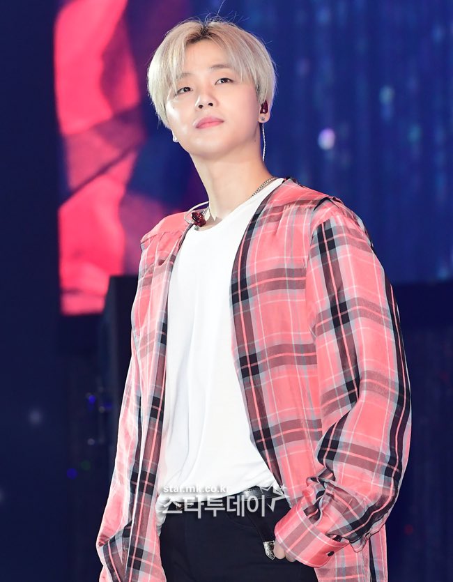 iKON Kim Jinhwan to enlist into the military on July 20

Thus, he wouldn't be able to join upcoming iKON's world tour in Malaysia set on July 22

Source: n.news.naver.com/entertain/arti…