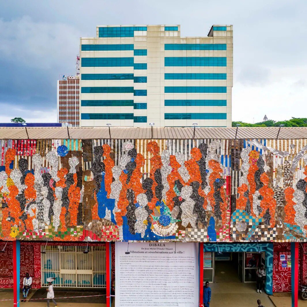 TCHIEGA_MBENGUE's tweet photo. @Jean_PierreM @BouNghom Hasard de l’histoire ? La fresque murale qui orne l´#IFC de Yaoundé depuis quelques jours est une ode en couleur au #Dibala. Le vernissage porte la signature du plasticien Jean Michel #DISSAKE https://t.co/jZtGjfSdlW
