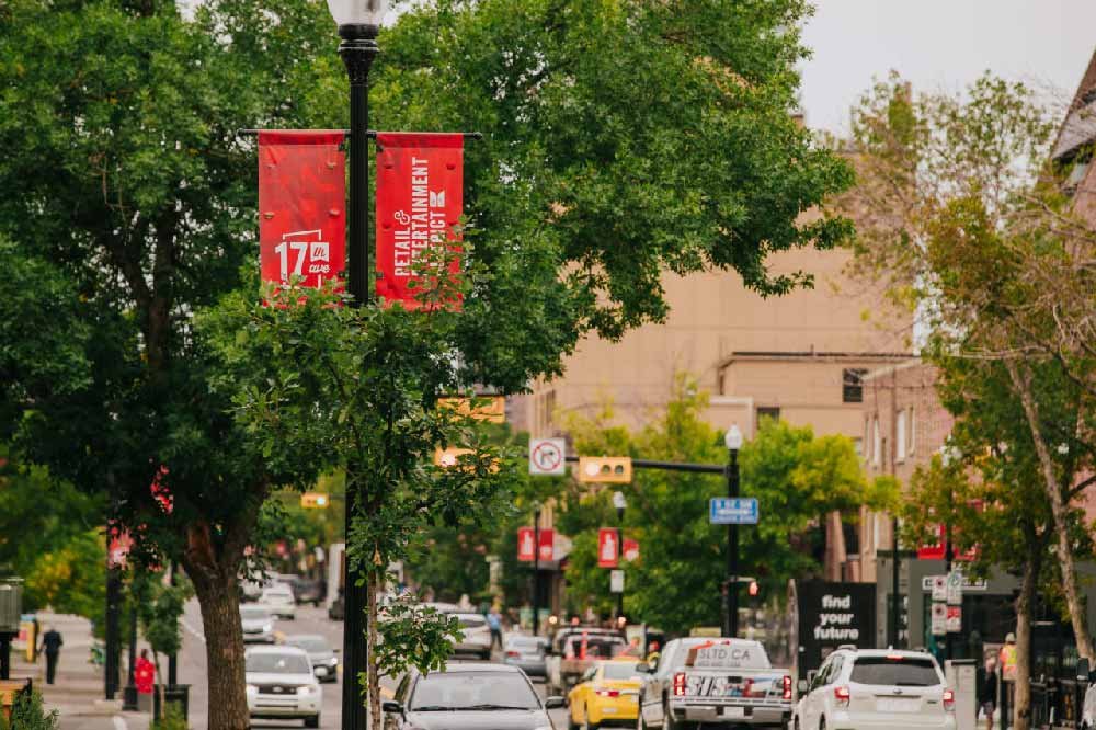 Our friends at @17thavesw want your feedback! Would you like to see 17th Ave SW closed to vehicle traffic and pedestrianized at various times throughout the year? Share your thoughts here 👇👇👇 us17.list-manage.com/survey?u=bbe9b… #yyc #yyccc