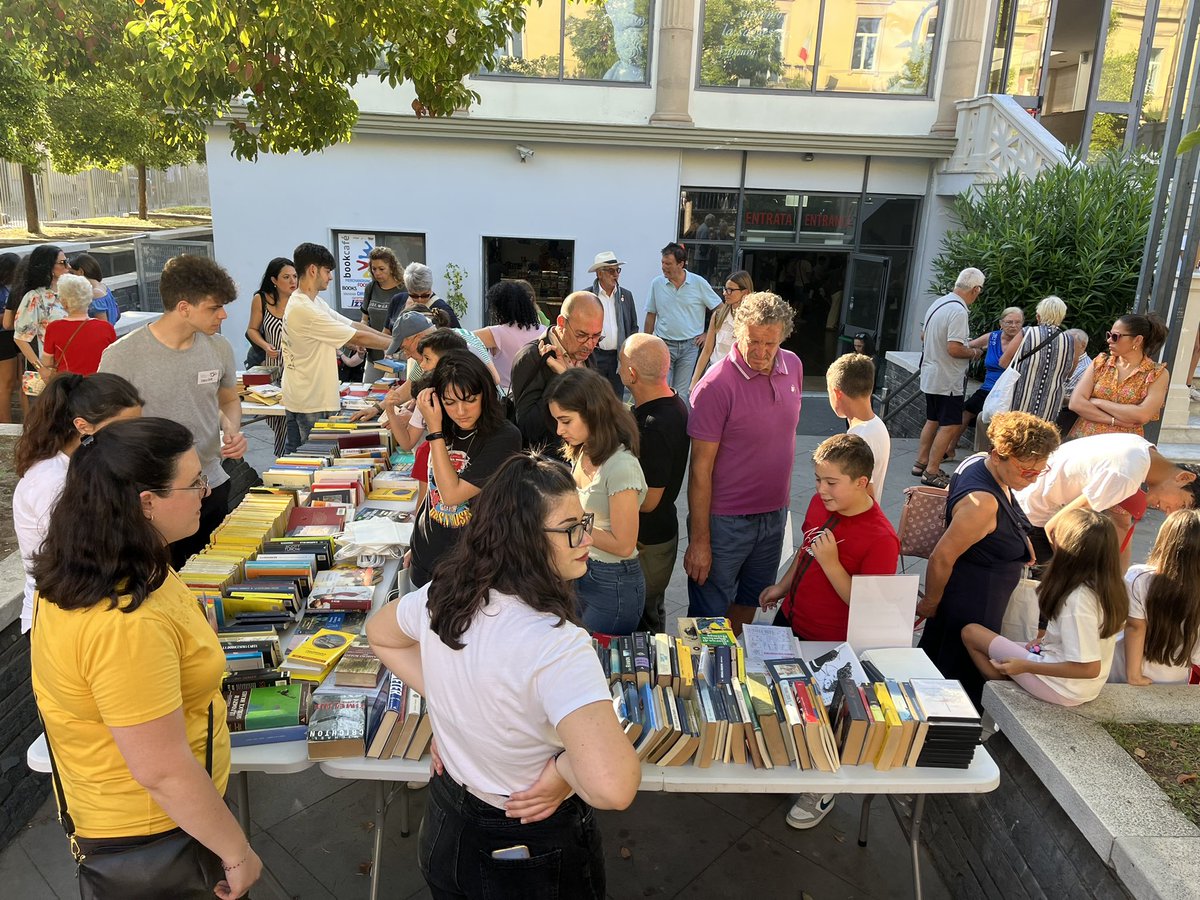 Che bella festa al <a href="/MuseoMav/">Museo MAV</a> di Ercolano per i 15 anni di attività: centinaia e centinaia di visitatori di tutte le età hanno affollato gli spazi del #MAV fino a tarda sera: grazie a tutti