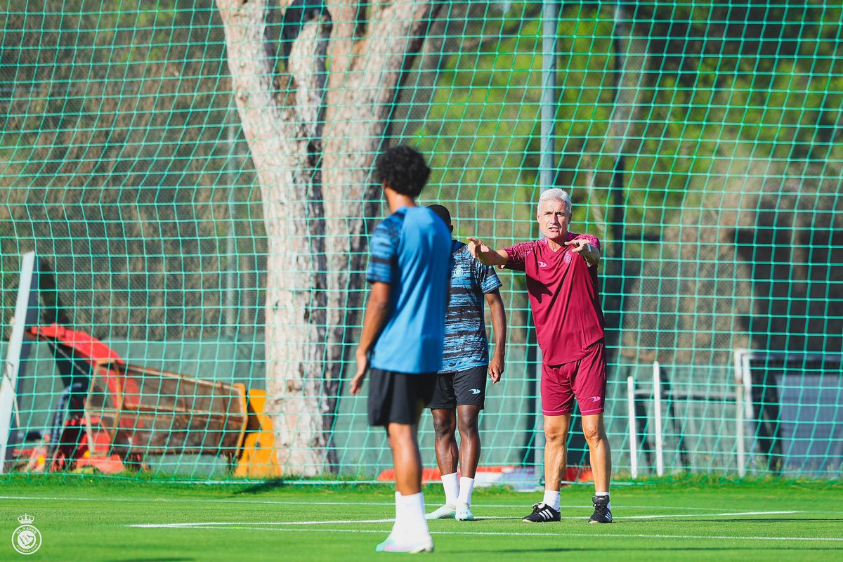 AlNassrFC_EN's tweet photo. Under the supervision of our new coach ⚽️💛 https://t.co/OWmySE9Z4H