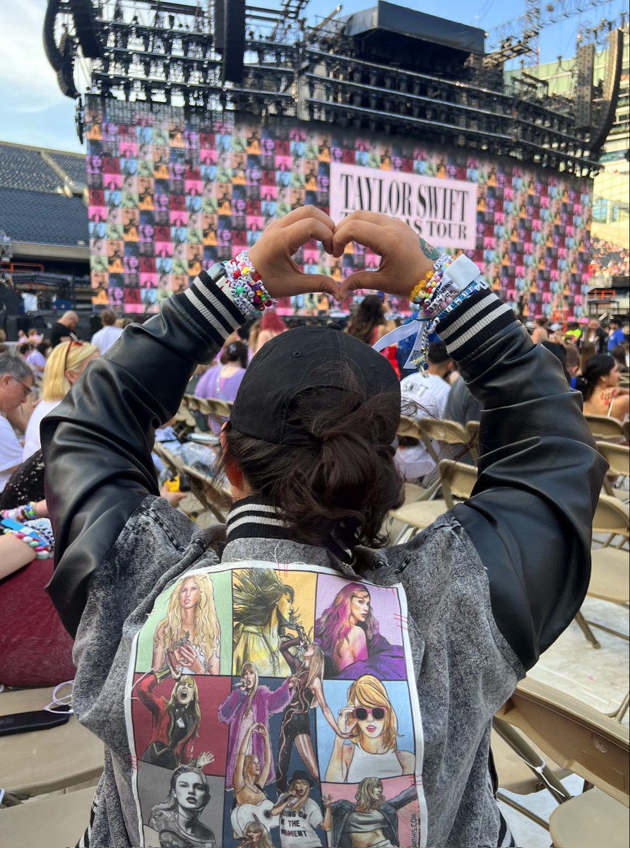 VickyDrawThis's tweet photo. Speak now comes out tonight! So of course I have to post a throwback to when Taylor Swift was in Chicago and I made this custom jacket with my art! @taylornation13 #dropeverythingnow #SpeakNowTaylorsVersion #ErasTour https://t.co/YRftuQtGjf