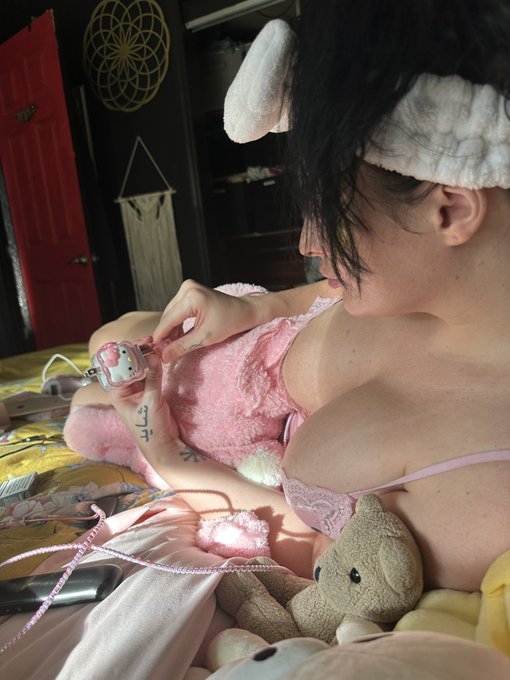 I&rsquo;m assembling a hello kitty phone charger https://t.co/HByAZ9n7OU<a href="/tag/superbowl"class="tags"><span>#superbowl</span></a><a href="/tag/halftimeshow"class="tags"><span>#halftimeshow</span></a><a href="/tag/edging"class="tags"><span>#edging</span></a><a href="/tag/baileyjay"class="tags"><span>#baileyjay</span></a>