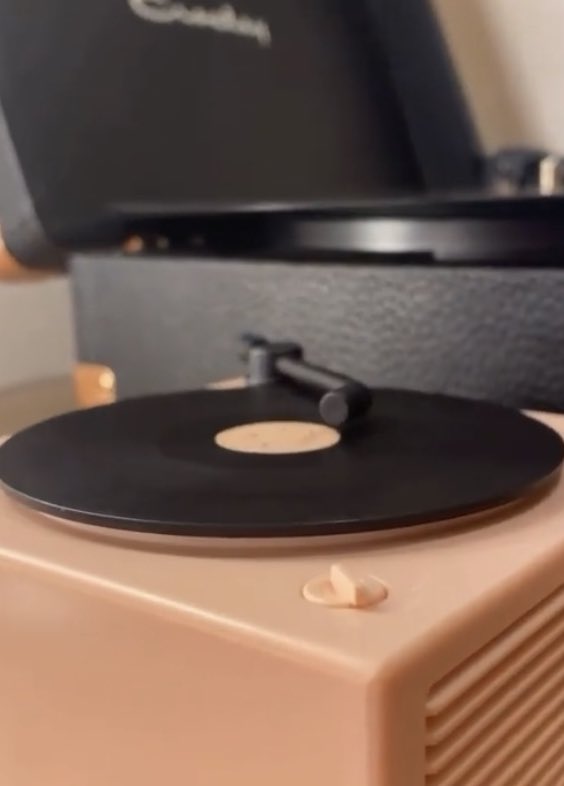 RileyATW10's tweet image. SNTV GIVEAWAY!

A giveaway on the sntv cd + a cute cd player in 3 diff colors the winner will choose it! 

- 1 winner only! ( if we can do more we will update )

RULES:
- comment your favorite Taylor swift song from speak now 
- Retweet and like the tweet! 
That’s it! 💜 GL