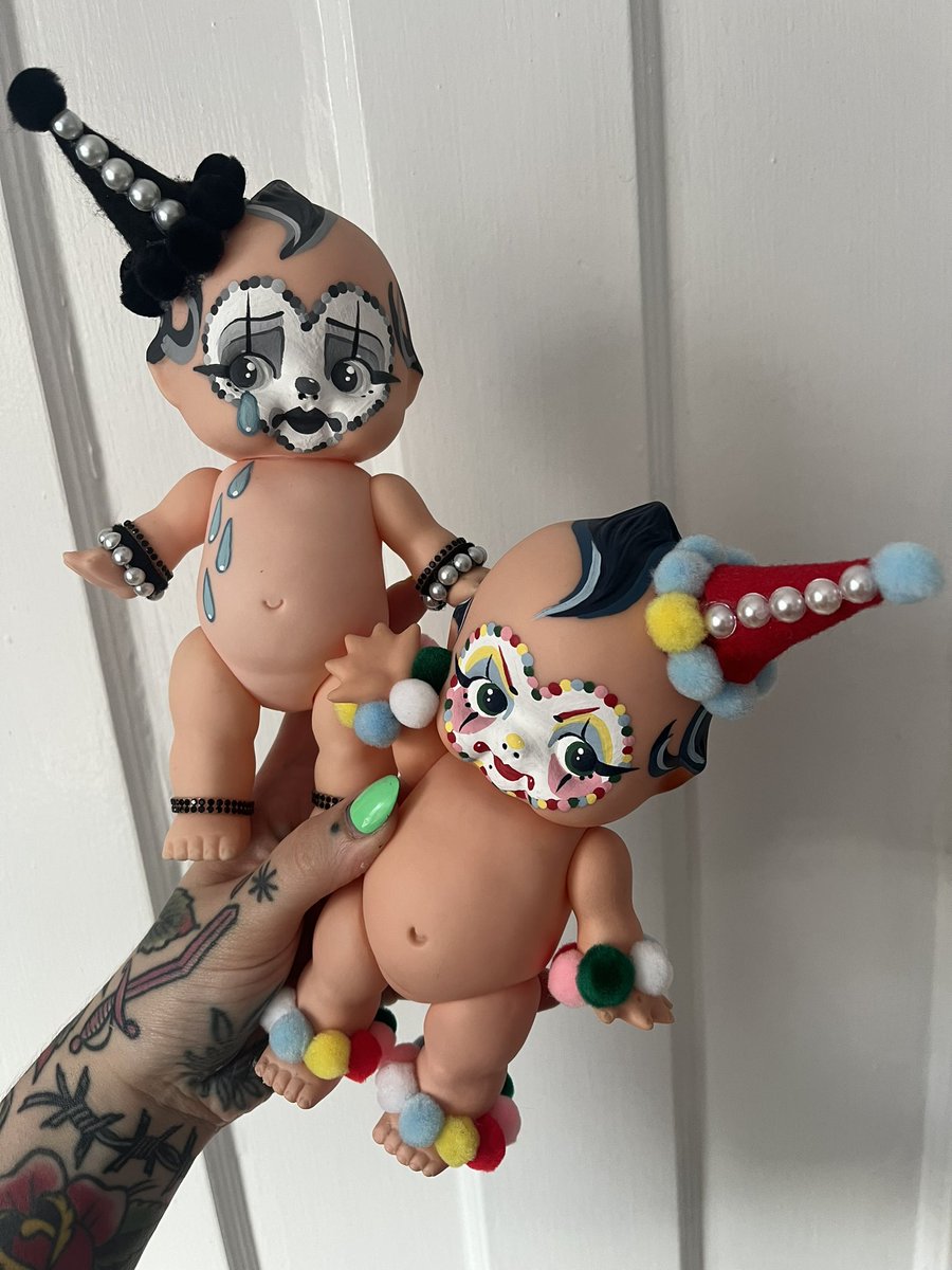 _peachparfait's tweet photo. no one fucking move. i painted clown babies and there are more coming. https://t.co/1fuGtWbTmu