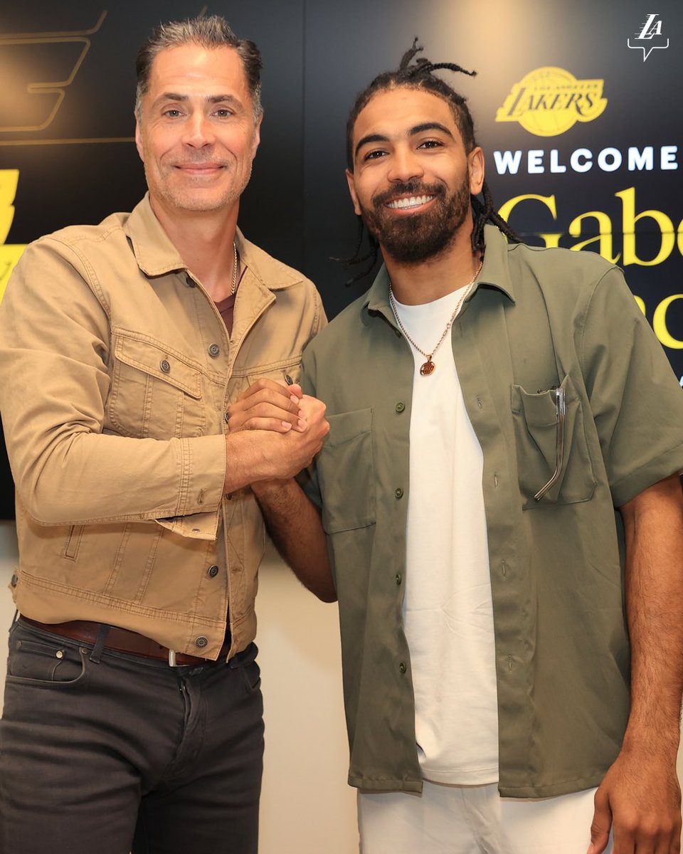 BleacherReport's tweet photo. Gabe Vincent has arrived in LA 🤝

(via @Lakers) https://t.co/9vrxA2f3HO