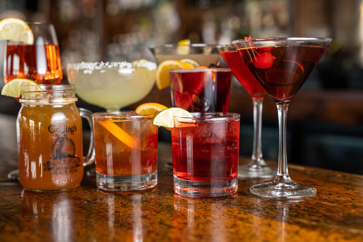 414Thebay's tweet photo. Power Hour, half off drinks from 3-4. https://t.co/IyvxYbSto1