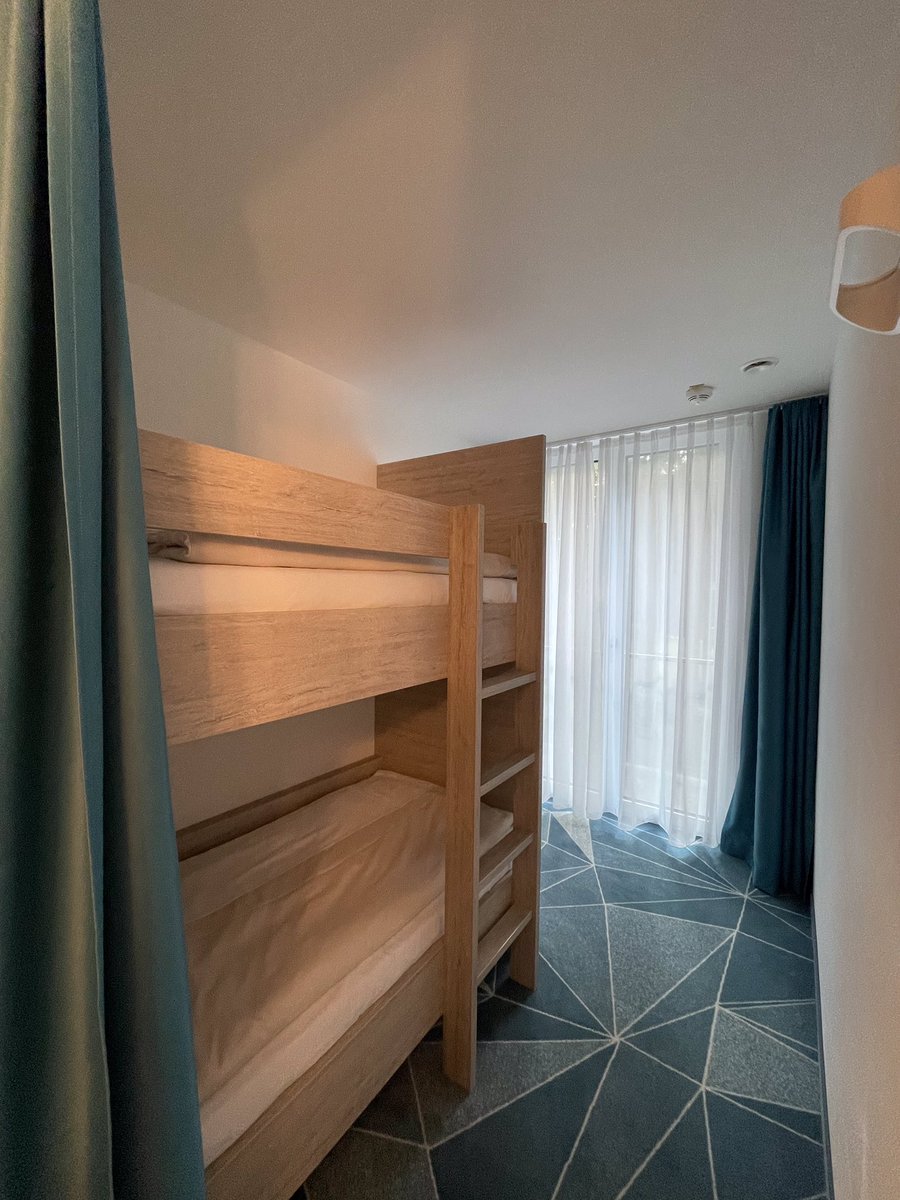 Montaluna's tweet photo. Der Hotelkettenstatus im System sagt: Upgrade. So bekommt man ungewollt das einzige „bessere“ Zimmer als das Standartzimmer: das Familienzimmer.

Hab heute also mal sowohl ein Doppelbett als auch ein Etagenbett  für mich. Die berühmte #Einzelzelle mal anders. Warum auch nicht ;-) https://t.co/ETGXQhVbhd