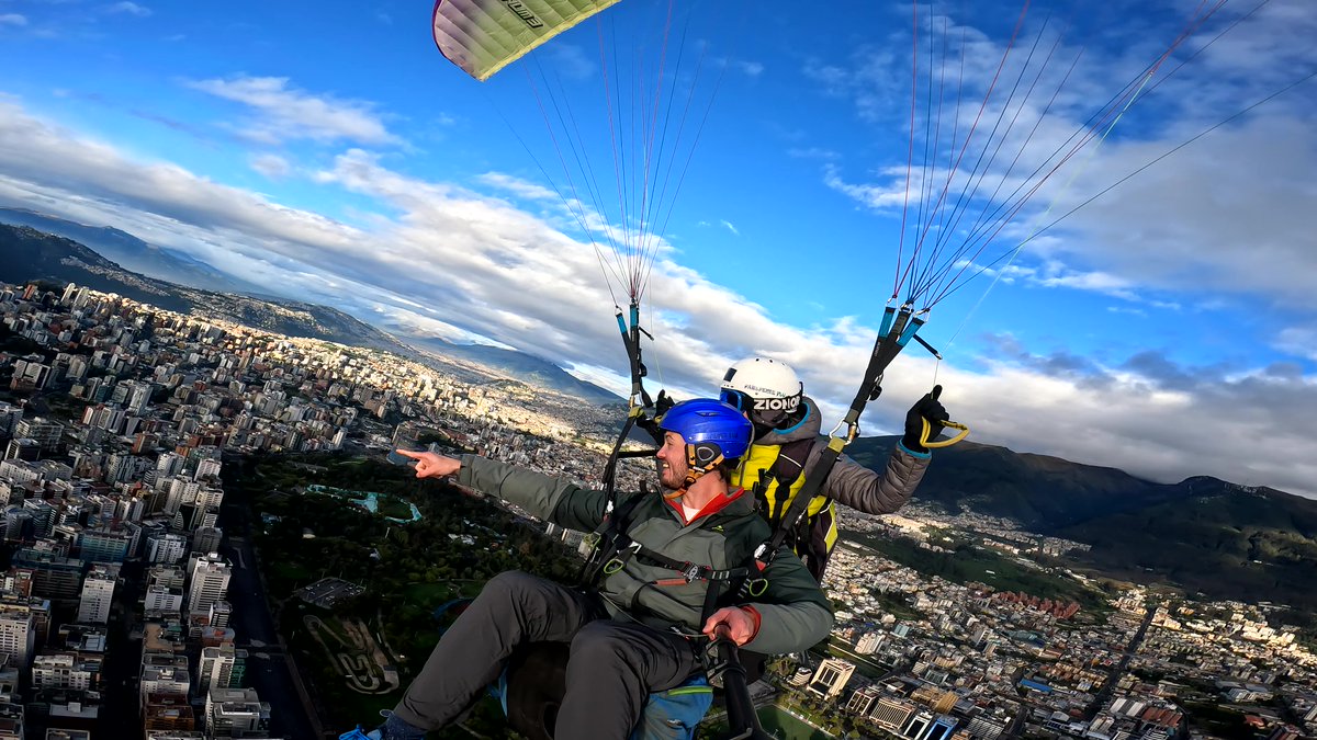 ¡Una linda vista de #Quito desde el cielo! ⛰️
Si quieren vivir la experiencia de google maps y ver acercar la cuidad desde arriba, les recomiendo que hagan parapente 🪂