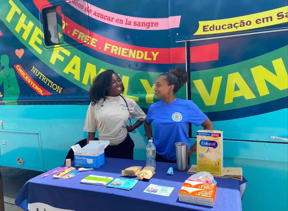 Our 2023 internship cycle has begun! The new group came out to the van last week and are already making a difference in the community. We are so glad to have them as part of our team, and looking forward to the rest of the summer! Come visit us to meet the interns!