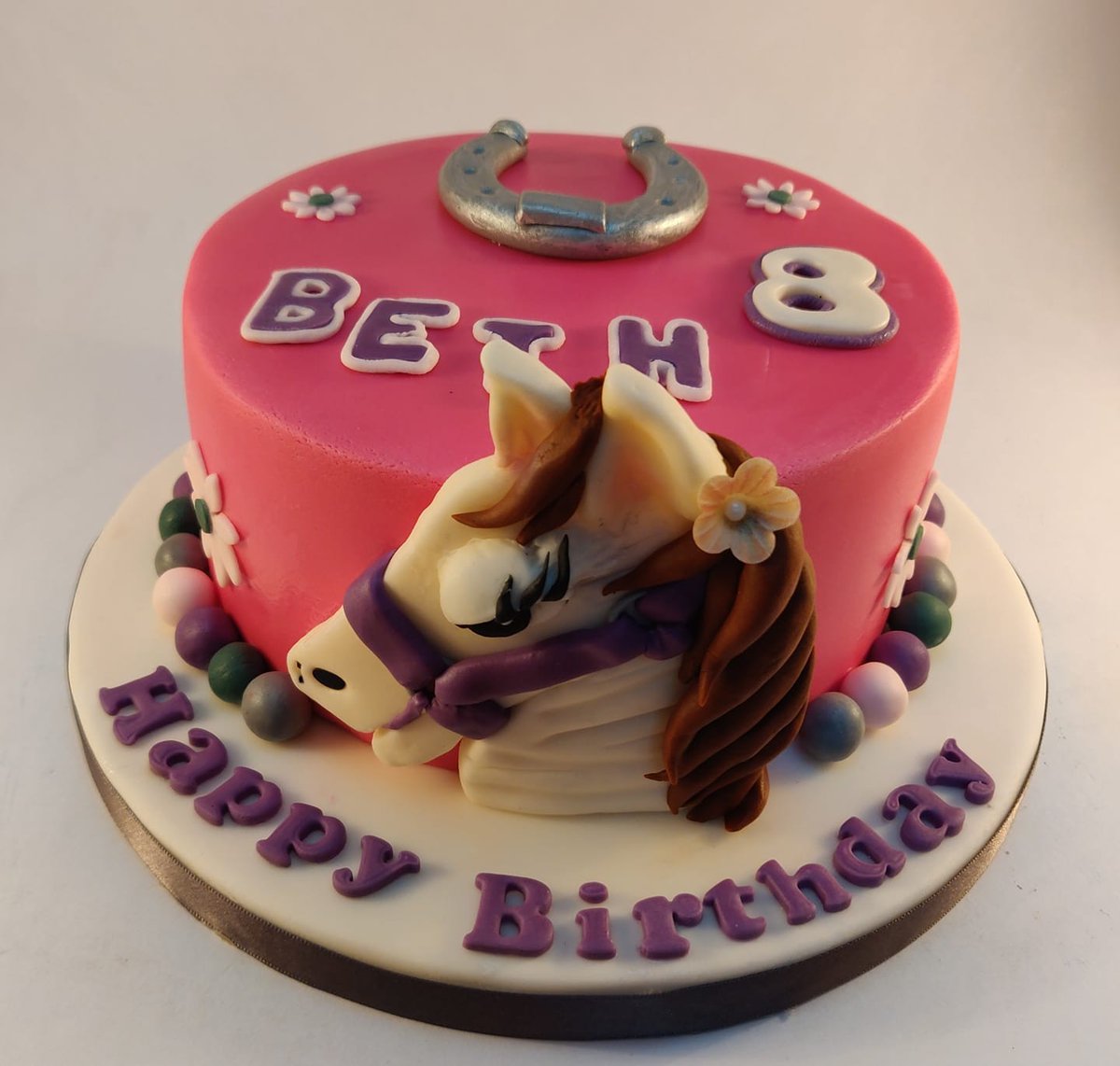 Horseshoe. Our #cakes are always #glutenfree #celiac. We also do #dairyfree #vegan. #Weddingcakes delivered to #northeast #UK. Or collection only from #Newcastle. cakezy.co.uk #weddingcake #wedding #cake #birthdaycakes #anniversarycakes #cupcakes #cakedecorating
