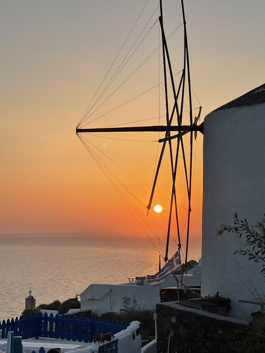Chasing sunset in Santorini tonight!!❤️☀️🇬🇷🧿