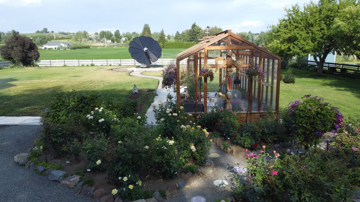 smartflower_sol's tweet photo. Feast your eyes on this captivating #Smartflower installation at RockCandy Rose Gardens in Yakima, WA. However, we don't recommend watering this 'Black Rose' the same way you would the other flowers in the garden!

#solarflower #flowerpower #solar #solarpower #cleanenergyfuture https://t.co/Lmwp6VwESR