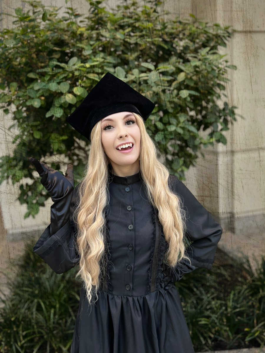 lunar_loser's tweet image. One more week till I’m reunited with my beloved (The Guide) again ♥️🦇💨

#WhatWeDoInTheShadows #WWDITS #TheGuide #Cosplay @theshadowsfx