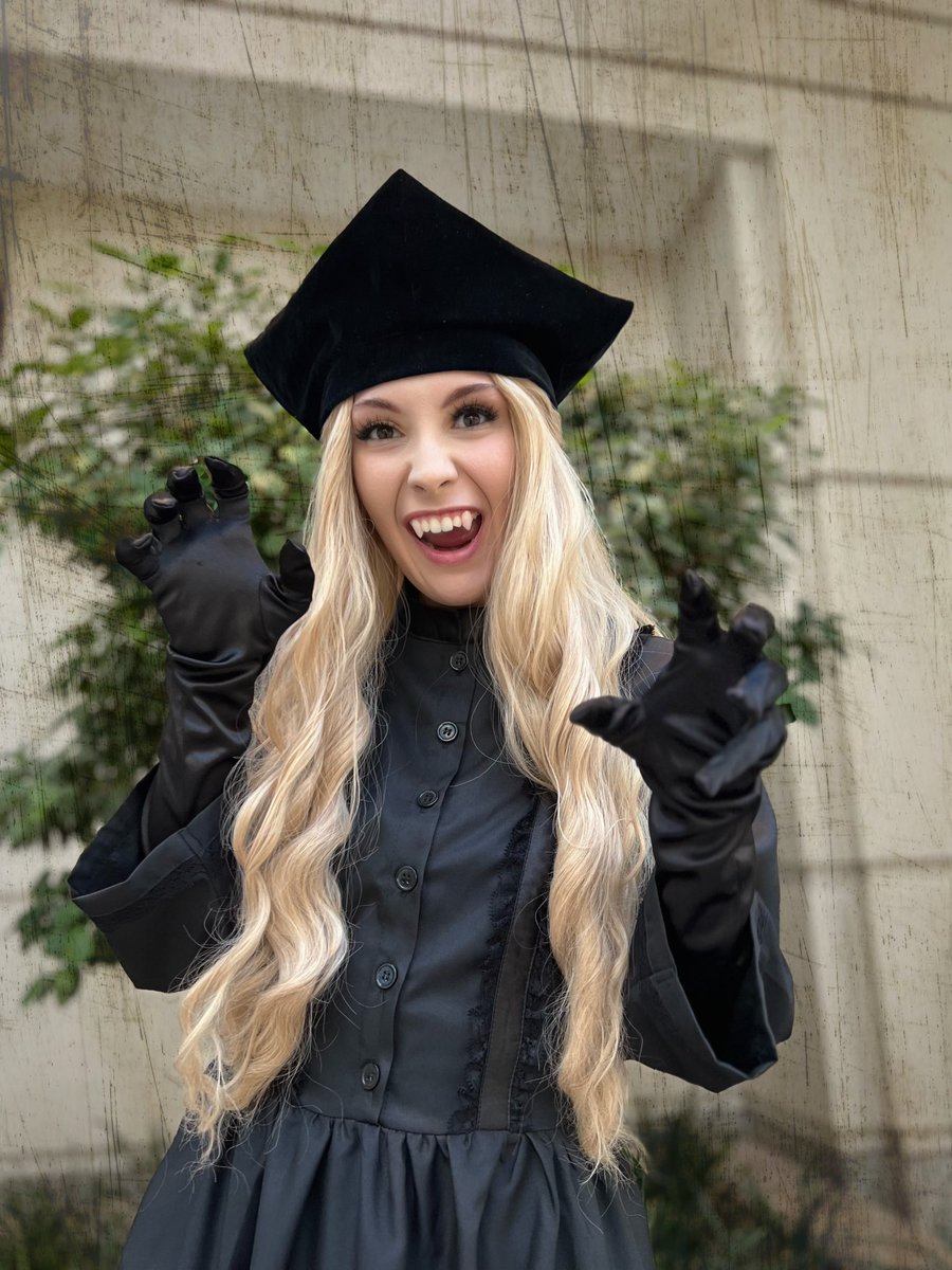 lunar_loser's tweet image. One more week till I’m reunited with my beloved (The Guide) again ♥️🦇💨

#WhatWeDoInTheShadows #WWDITS #TheGuide #Cosplay @theshadowsfx