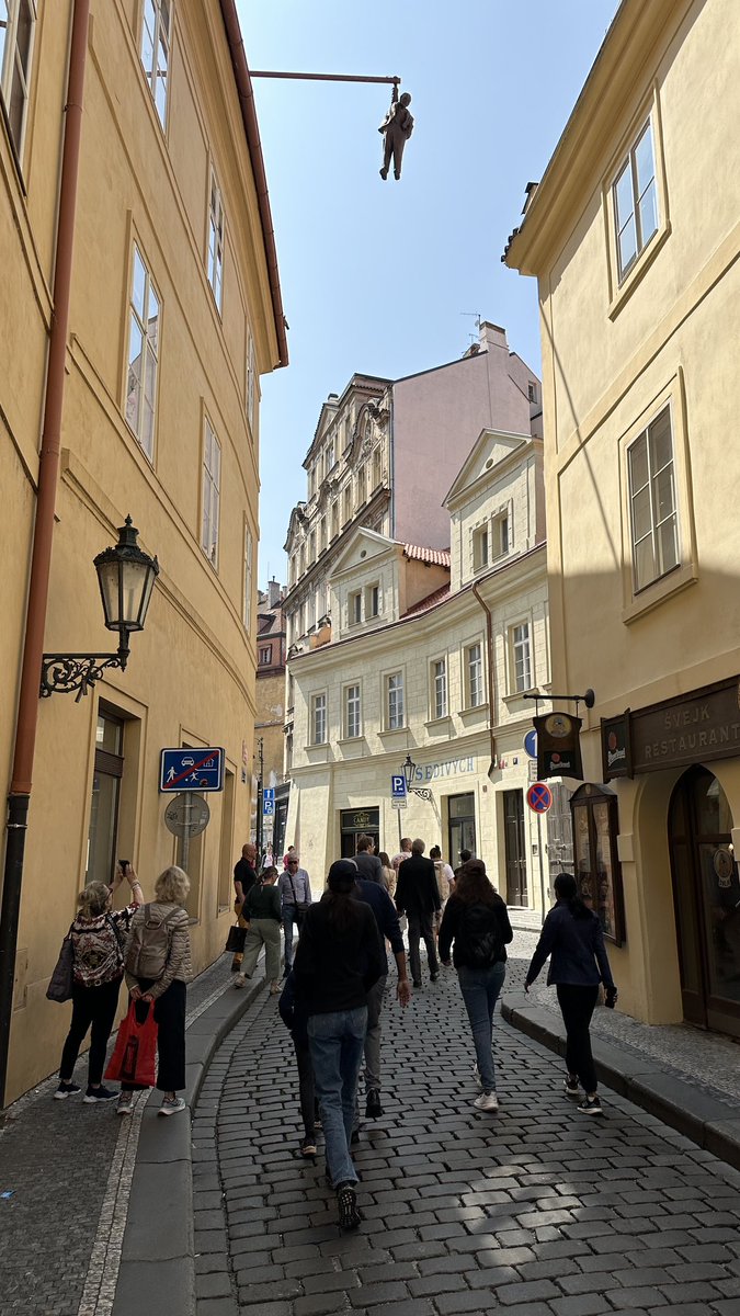 -

" براغ 🇨🇿" مدينة الـ 100 برج .

          ( في النهار 🔆)